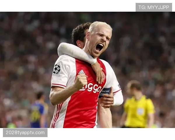 库杜斯在中场与边锋位置间的战术适配性与角色转换机制分析