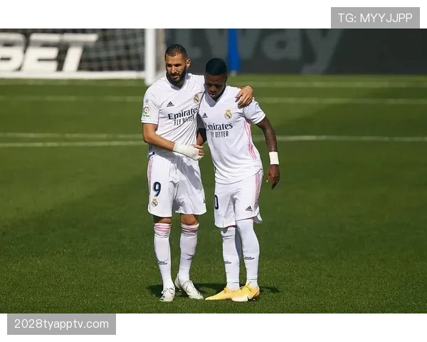 维尼修斯进攻效率提升的关键：他与本泽马的化学反应如何发挥作用