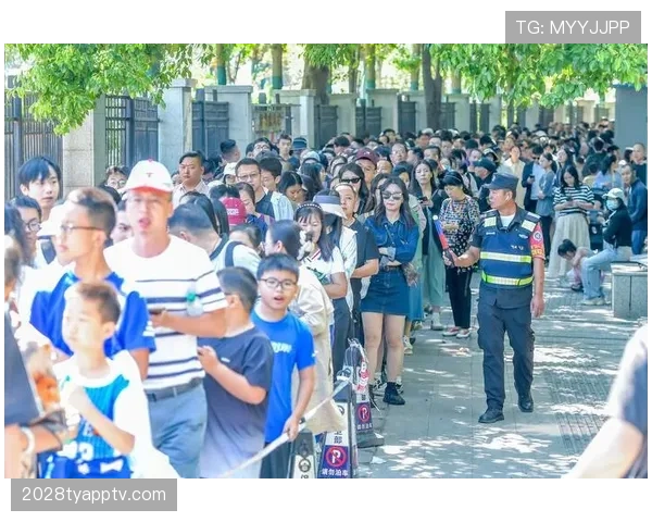 邹市明戴金链拎菜篮子排队，隔壁大妈愣住了